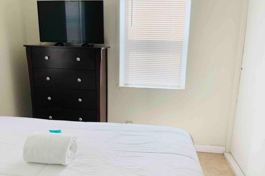 Hollywood Beach Apartments - Walk To The Beach Экстерьер фото
