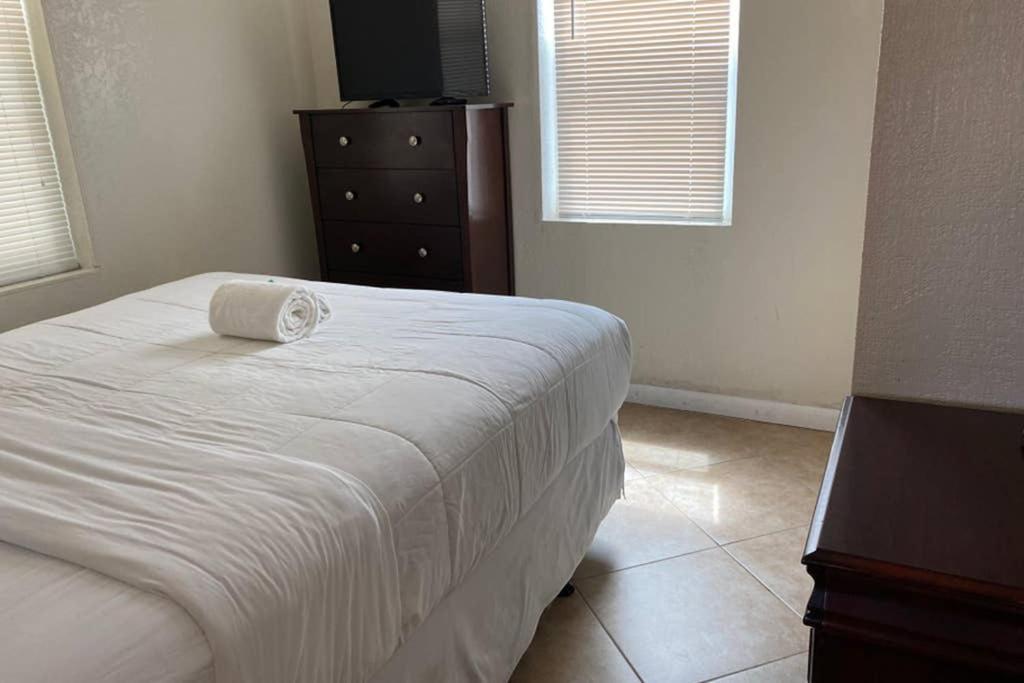 Hollywood Beach Apartments - Walk To The Beach Экстерьер фото