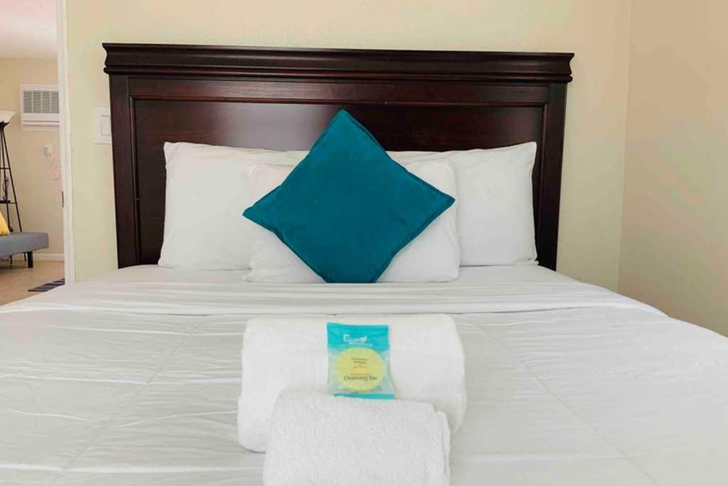 Hollywood Beach Apartments - Walk To The Beach Экстерьер фото